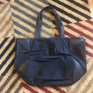 Lululemon- Blk Acute Tote